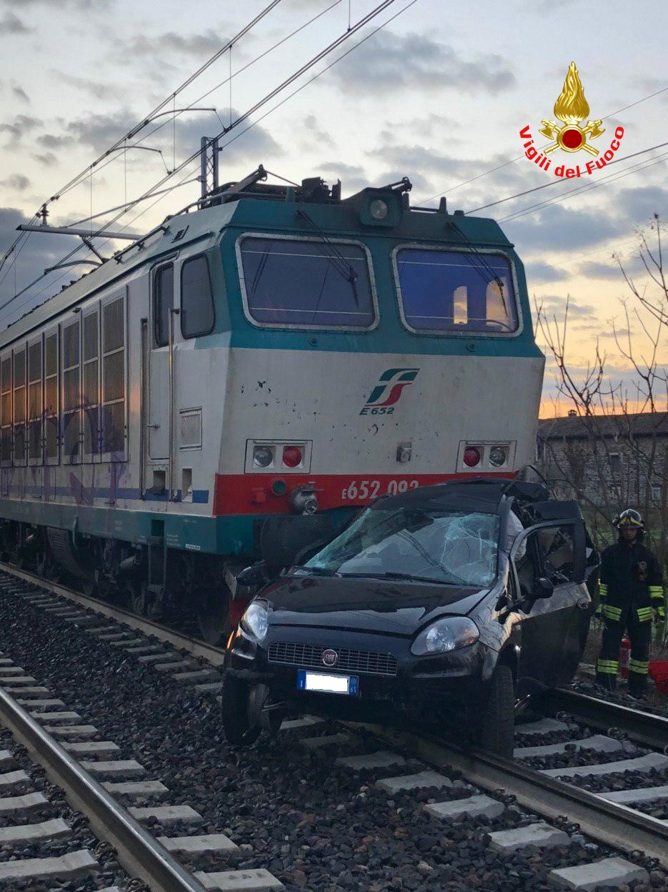 Sui binari con la macchina, 21enne investito da un treno merci