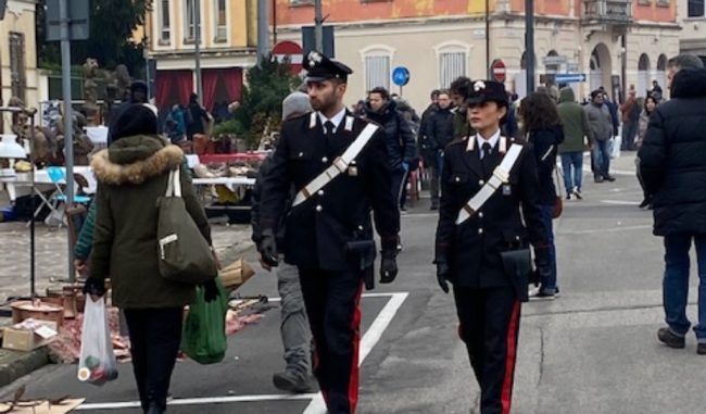 Rivendeva al mercato dell’antiquariato due statue rubate in chiesa a Dello