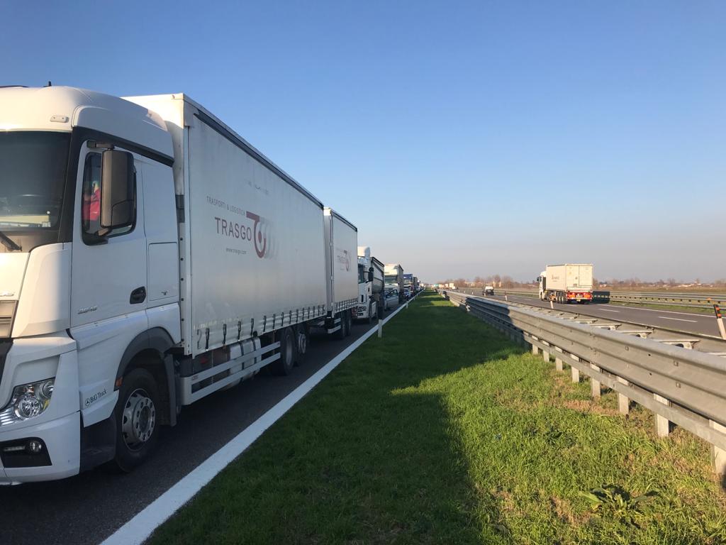 Doppio incidente e code in A21: coinvolti due mezzi pesanti