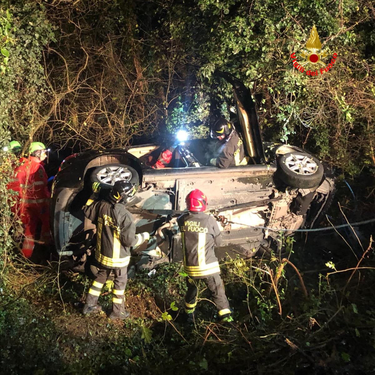 Precipita con l’auto in una scarpata di 5 metri: grave un 40enne