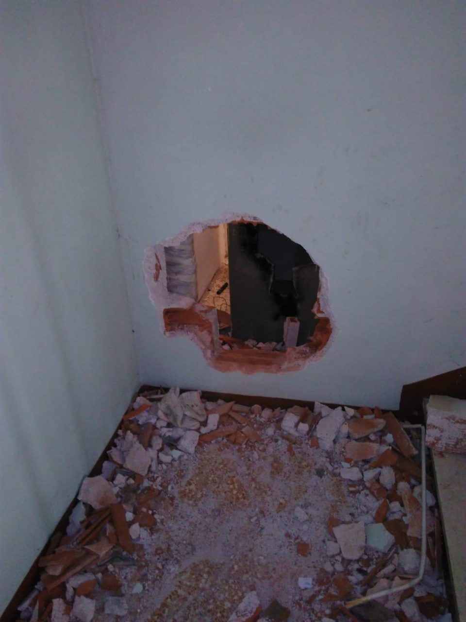 Colpo alla posta di Centenaro: bucano il muro e forzano la cassaforte