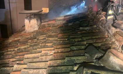 Tetto in fiamme a Desenzano: paura per una famiglia