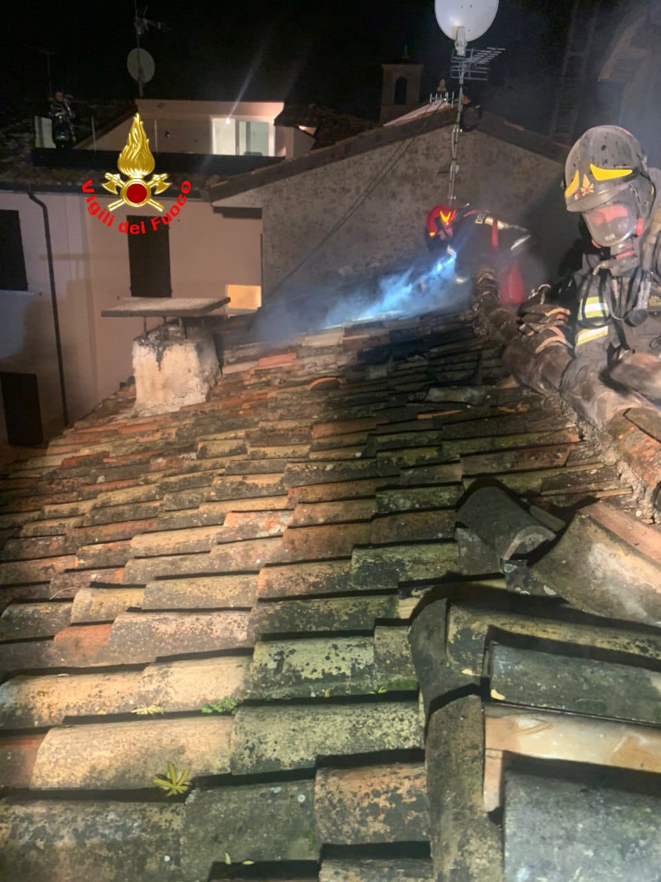 Tetto in fiamme a Desenzano: paura per una famiglia