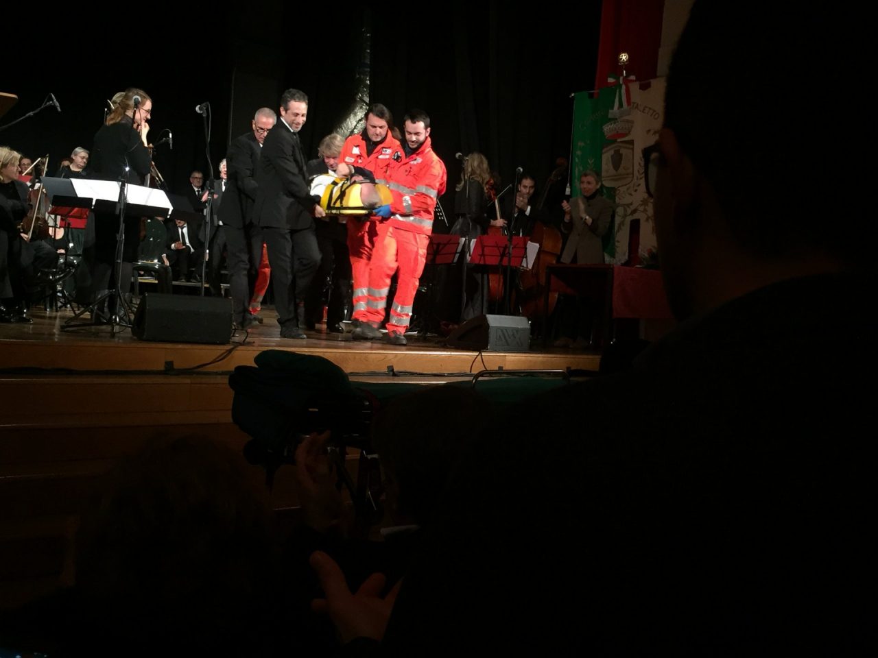 Malore al concerto di Natale: corista del Brixia Camera Chorus si accascia sul palco