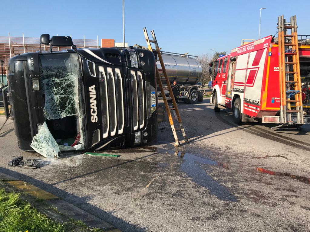 Tir si ribalta alla rotonda, chiusa la strada tra Verolanuova e Verolavecchia
