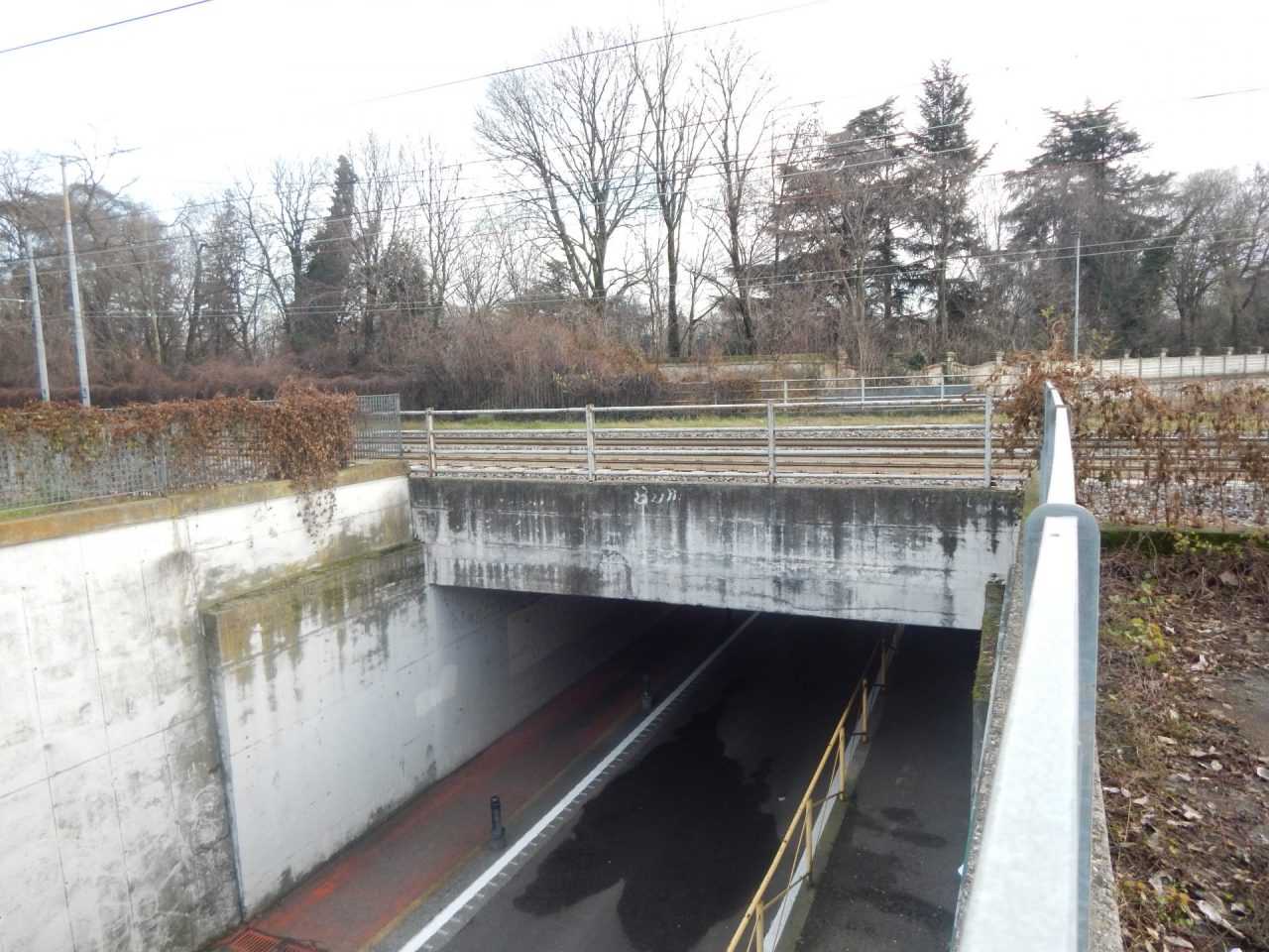 Minaccia il figlio con un martello e lo spinge dal cavalcavia