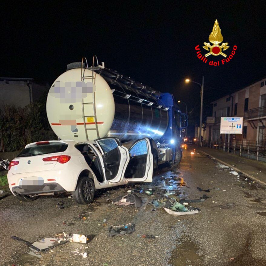 Schianto a Dello, 38enne perde la vita incastrato sotto un Tir
