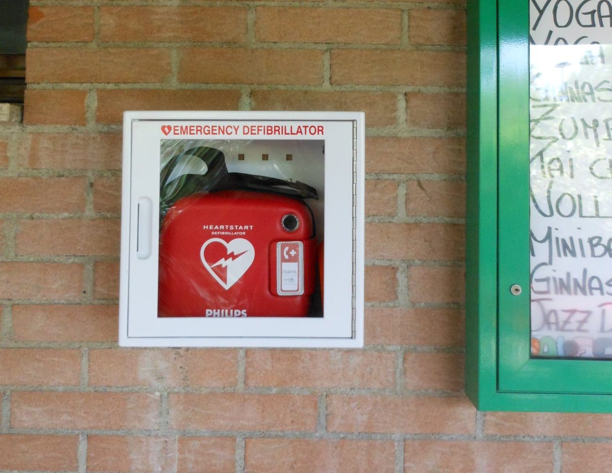 Rubato il defibrillatore della palestra di Corte Franca