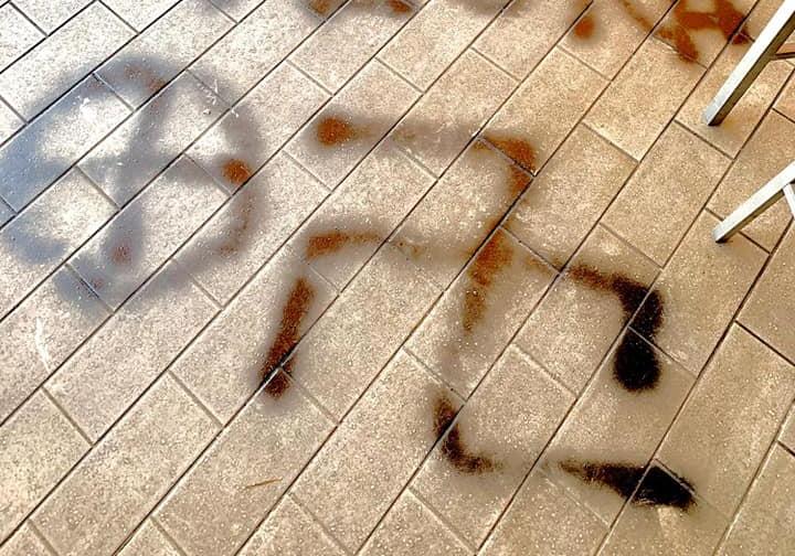 Raid nazista nel Giorno della Memoria: svastiche e scritte contro la barista