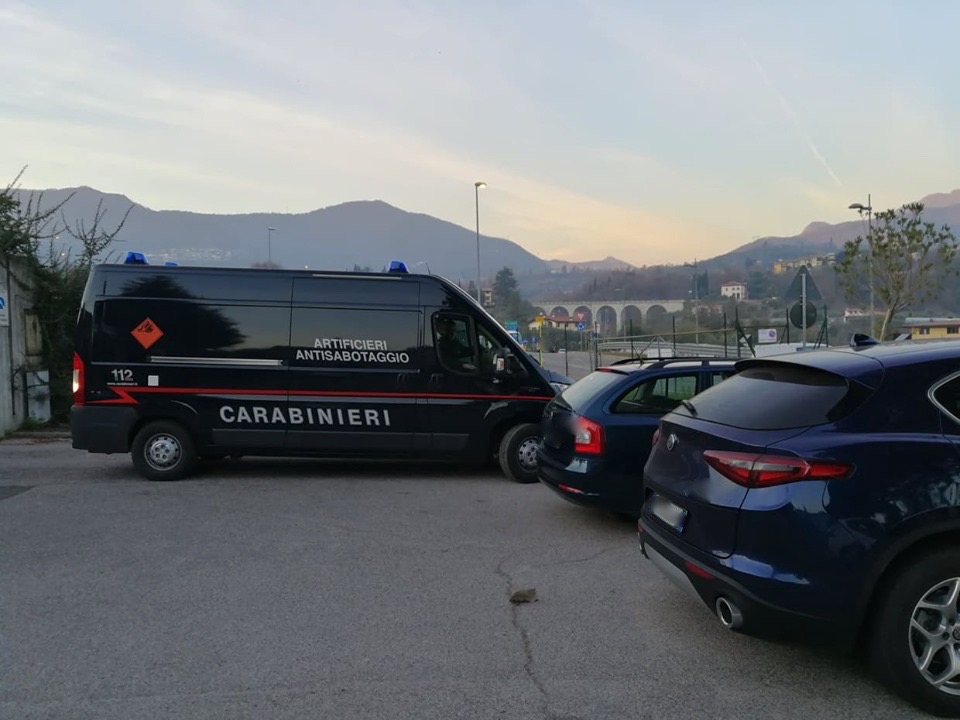 Attimi di apprensione a Salò: intervengono gli artificieri in via del Panorama