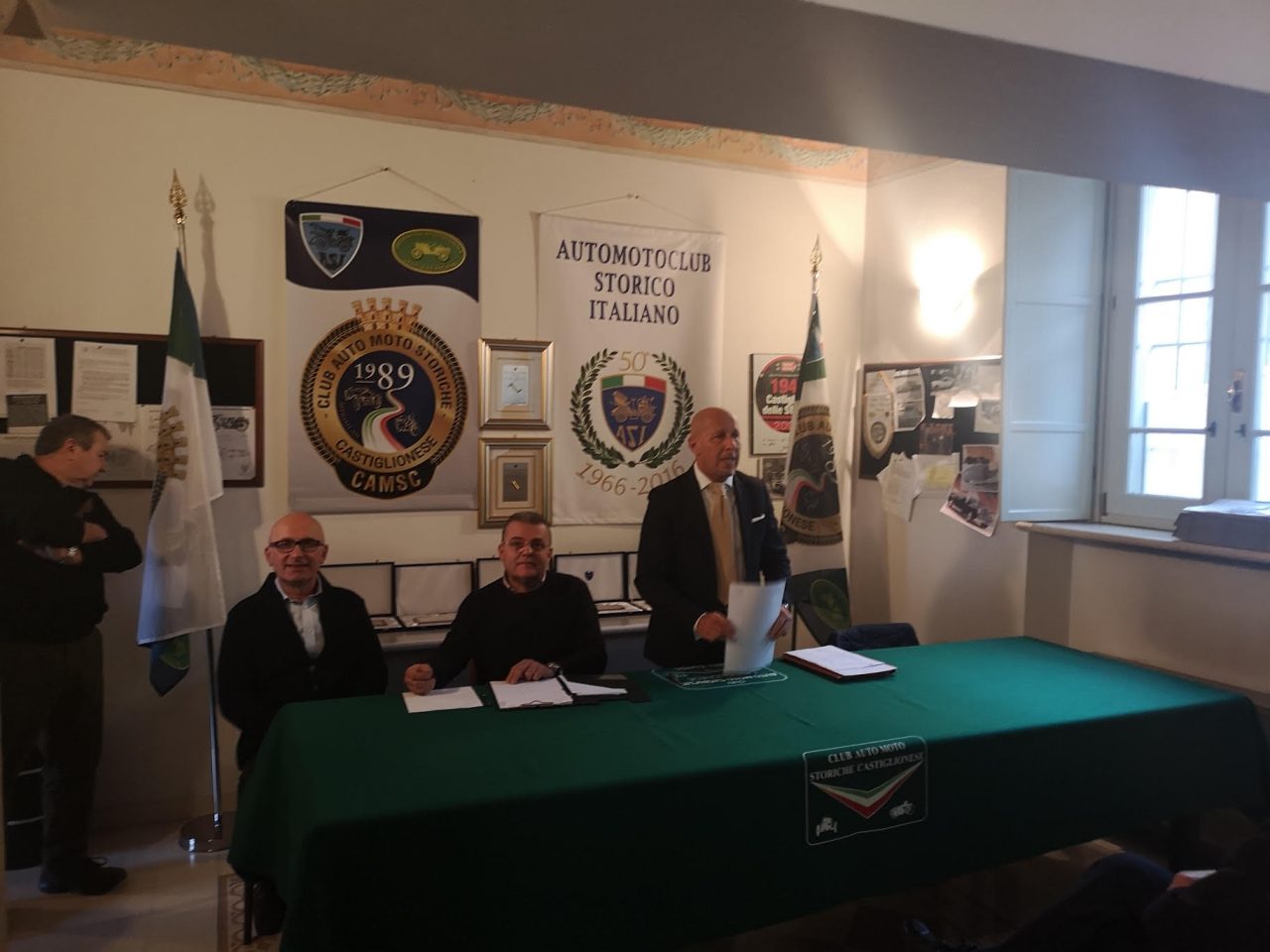 Ritrovo per i soci del club auto e moto storiche di Castiglione