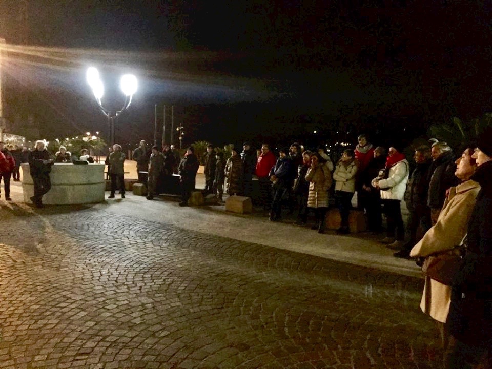 Giornata della Memoria: a Salò l’Anpi scende in piazza e ricorda il Duce