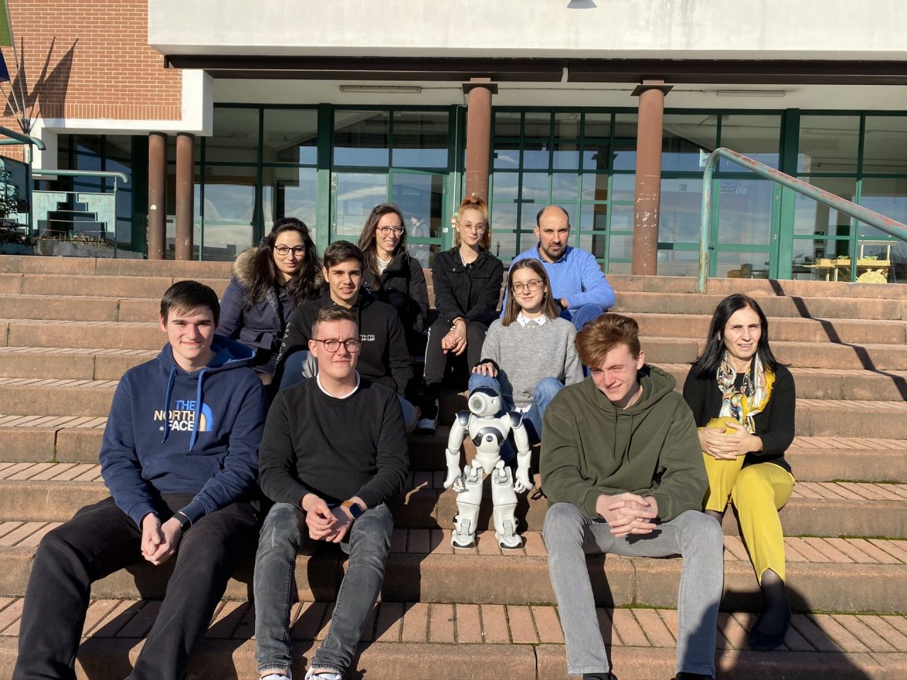 Einao è il robot degli studenti che fa da guida alla Pinacoteca Morcelli Repossi