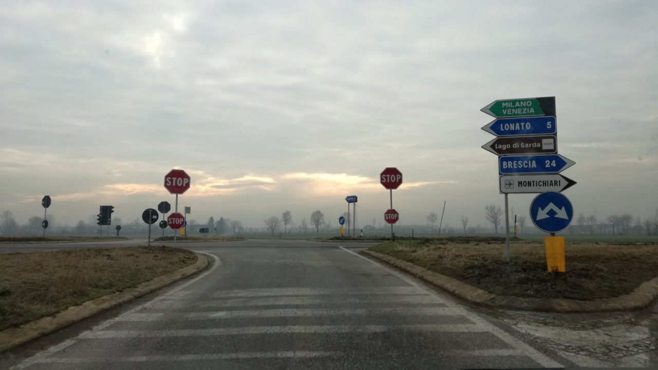 Ennesimo incidente all’incrocio Prati della Sp668. La rotatoria sembra un miraggio