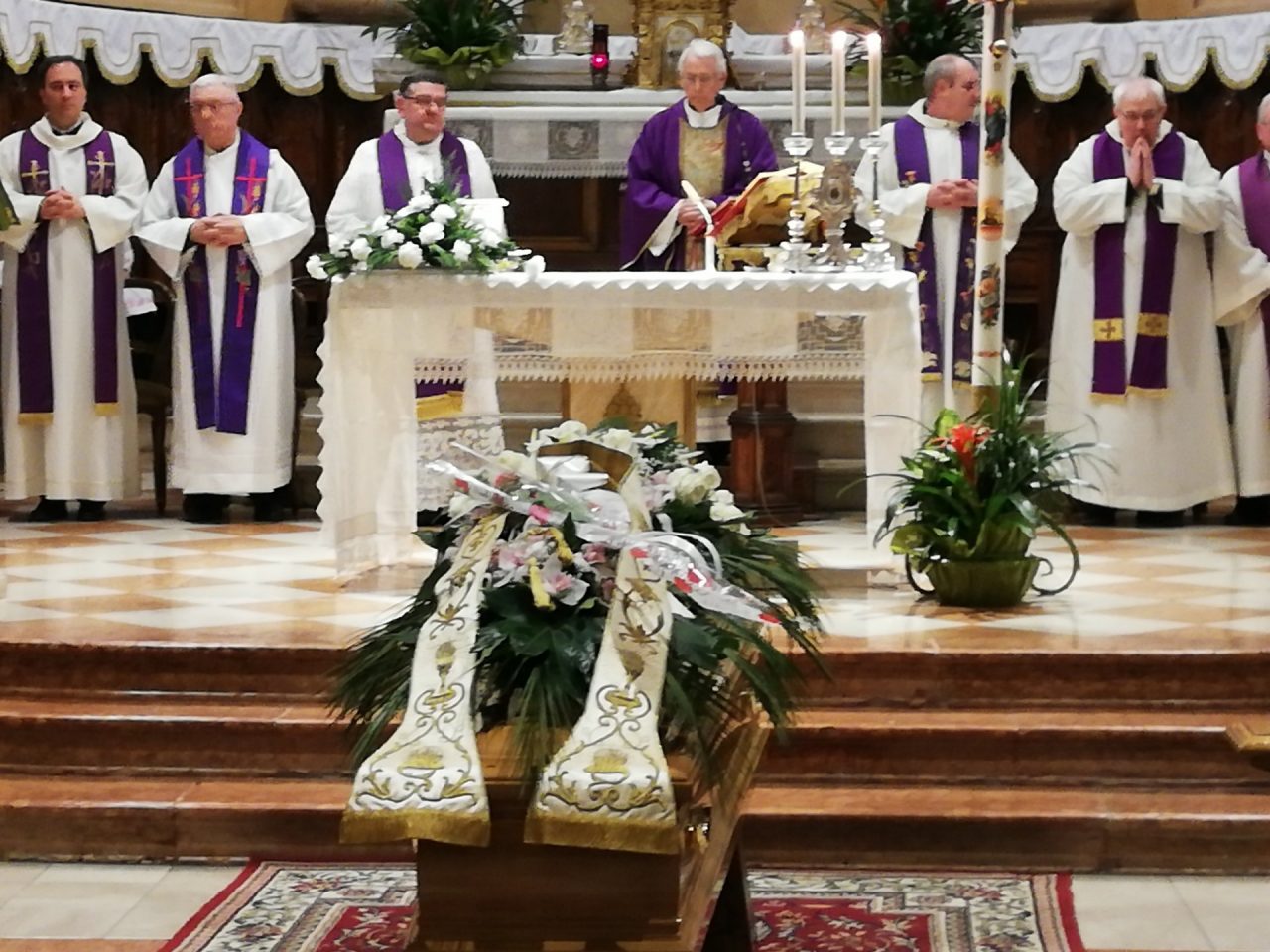 L’ultimo saluto dei pavonesi a don Maraccani