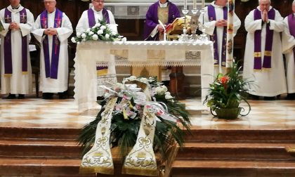 L’ultimo saluto dei pavonesi a don Maraccani