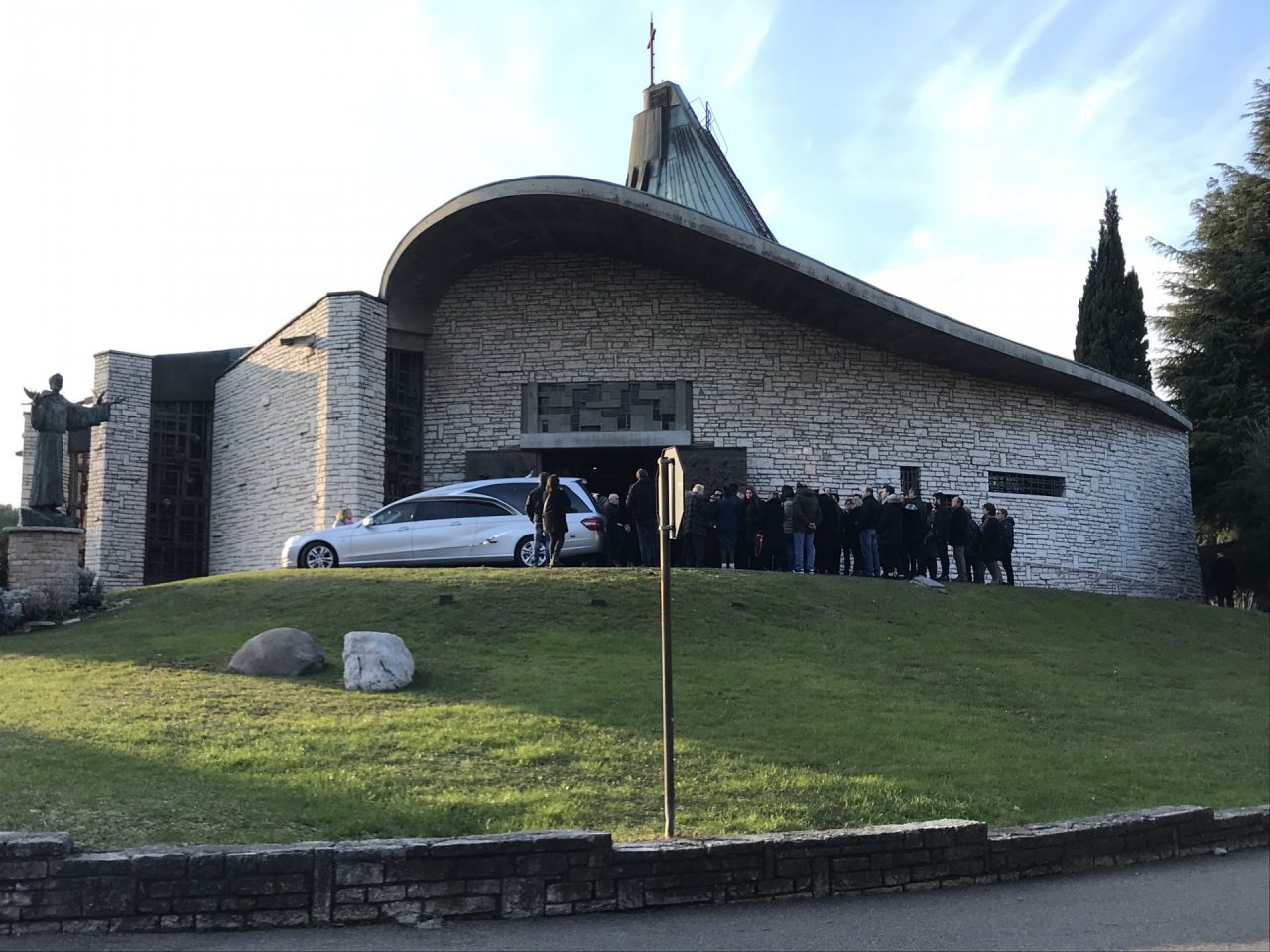 Sirmione in lacrime per l’ultimo saluto a Emanuele Cuomo