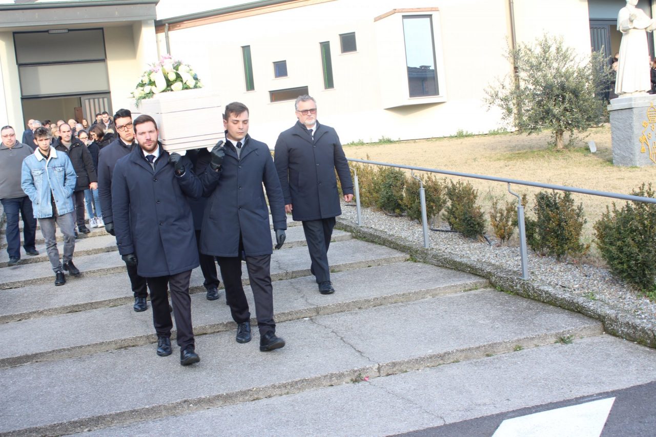 Grande commozione per l’ultimo saluto alla 43enne Alessandra Piovani