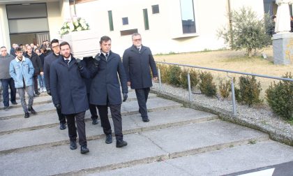 Grande commozione per l’ultimo saluto alla 43enne Alessandra Piovani