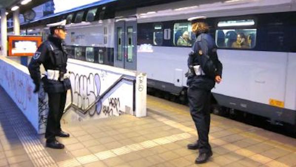 Annuncia suicidio ma sbaglia messaggio: salvato dalla vigilessa che l’ha ricevuto