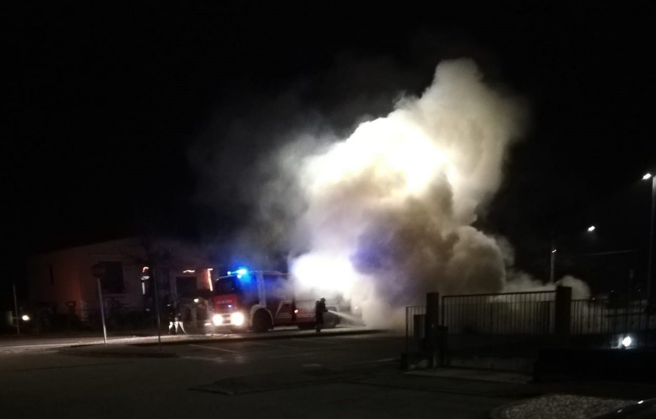Rovato, auto in fiamme davanti alle scuole