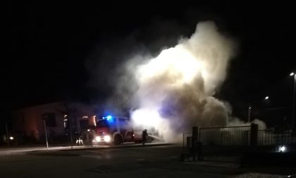 Rovato, auto in fiamme davanti alle scuole