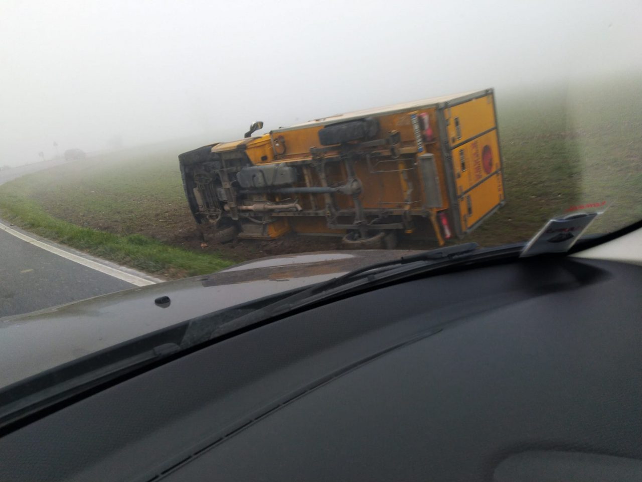 Fuori strada con il furgone, 24enne finisce in ospedale