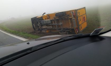 Fuori strada con il furgone, 24enne finisce in ospedale