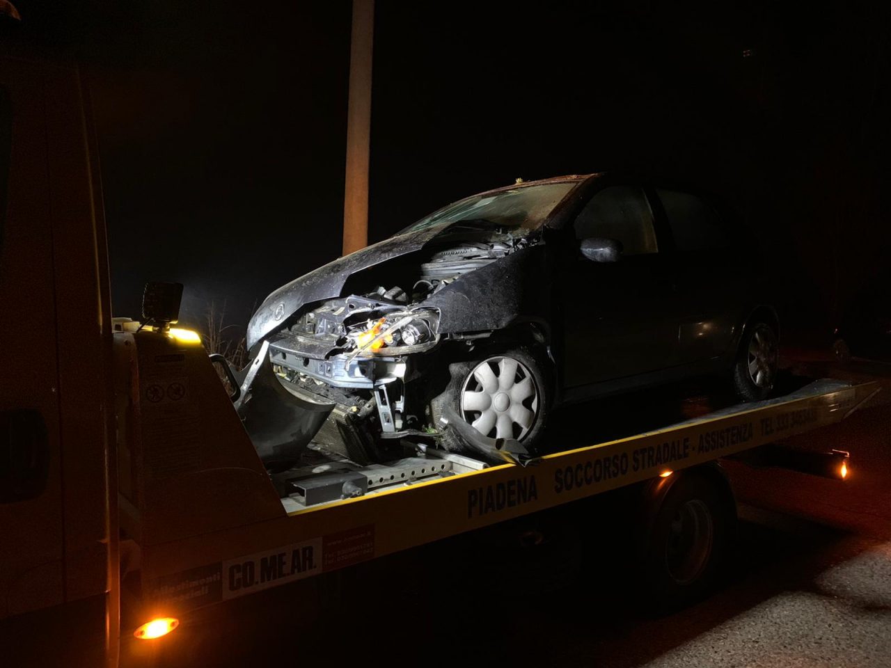 Taglia la strada e finisce nel fosso: in quattro all’ospedale