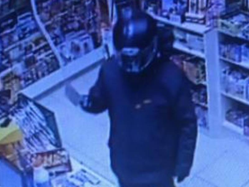 Rapina l’edicola-tabaccheria con un coltello da macellaio