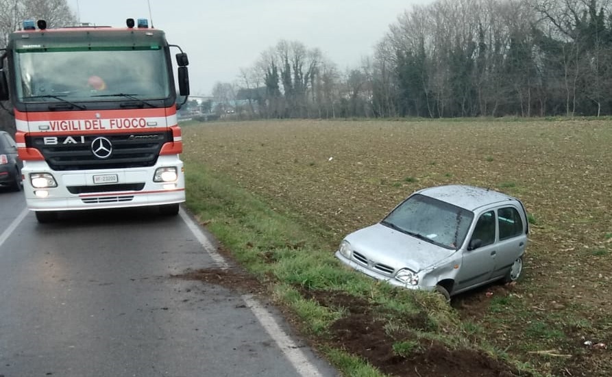 Auto nel fosso a Pontoglio: necessario l’intervento dei Vigili del fuoco