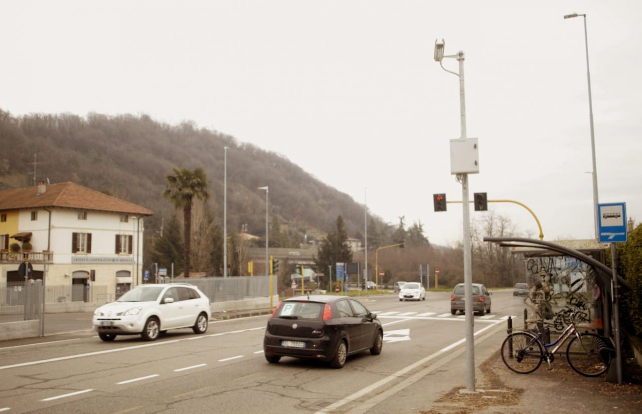 Quattromila multe in un mese e mezzo: sabotato il semaforo “killer”