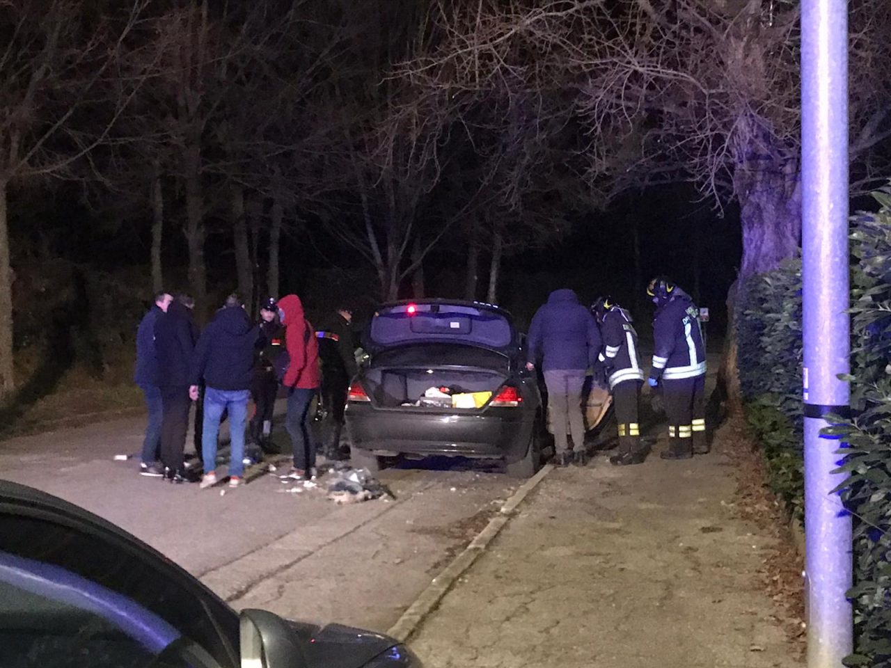 Brucia casa con dentro una giovane: braccato, si dà fuoco in auto