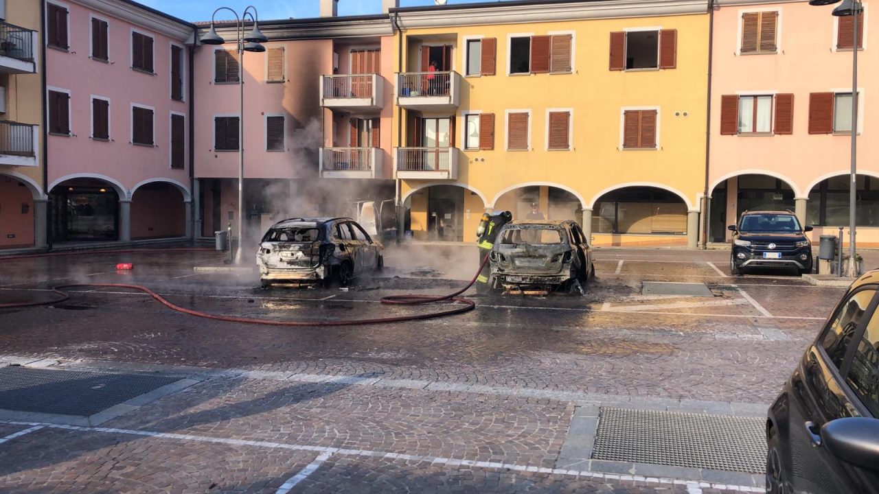 Veicoli in fiamme a Cologne: è un gesto doloso VIDEO