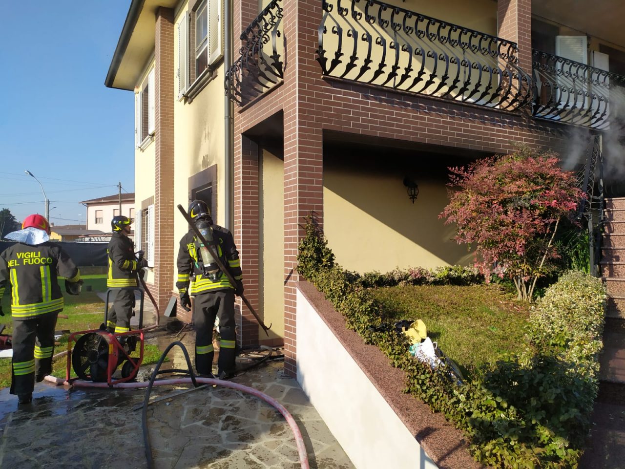 Va a fuoco l’abitazione: riescono ad uscire appena in tempo GALLERY