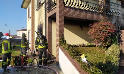 Va a fuoco l’abitazione: riescono ad uscire appena in tempo GALLERY