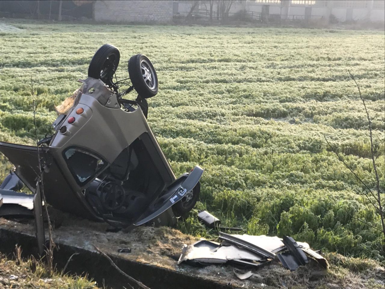 Prima lo scontro, poi il ribaltamento: gravi due ragazze