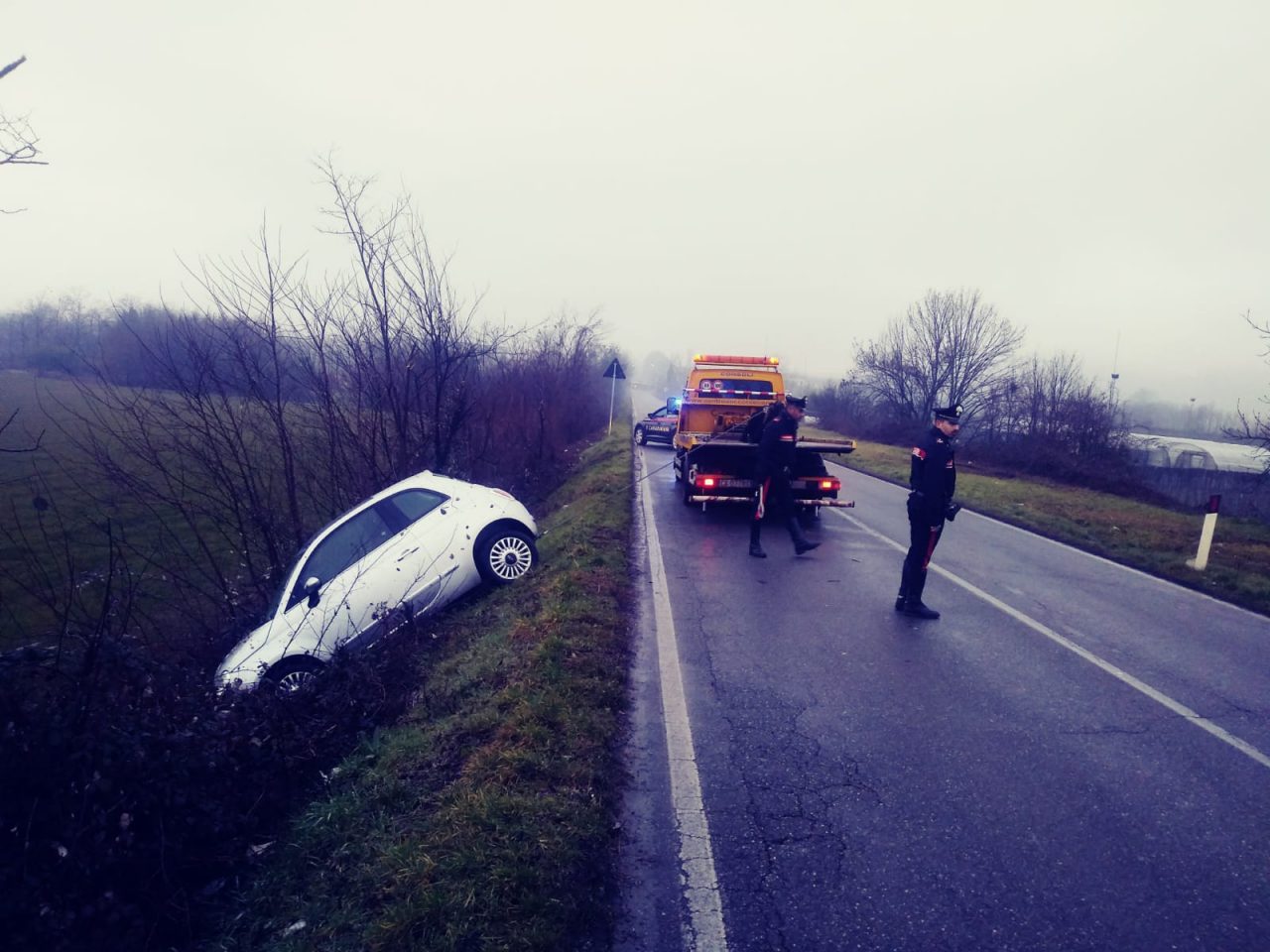 Paura per una donna finita fuori strada tra Capriolo e Adro