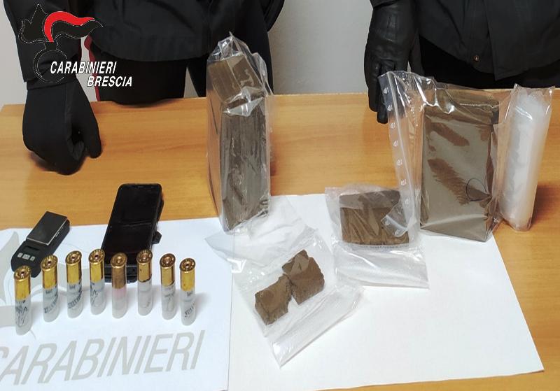 Due chili di hashish nascosti in una pila di pneumatici: arrestato