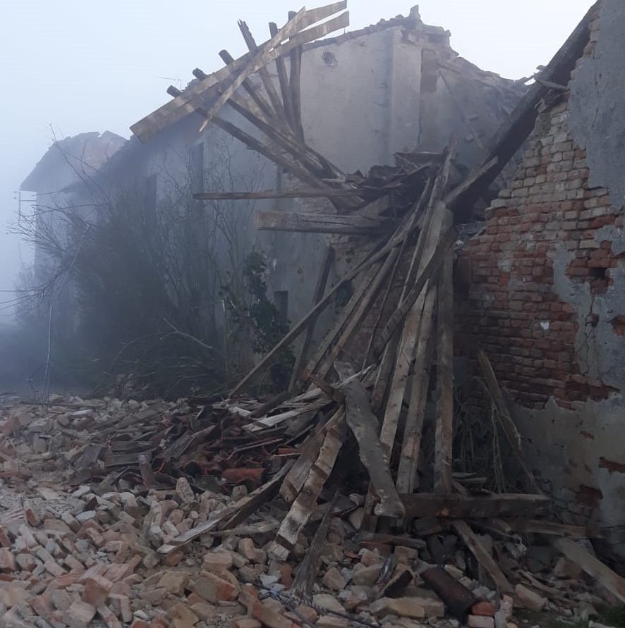 Crolla la cascina di Offlaga nascondiglio dei trattori rubati
