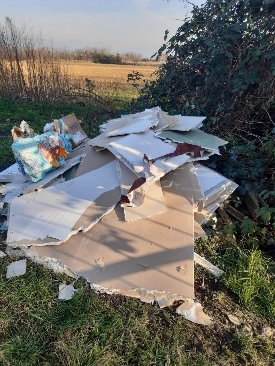 Abbandona rifiuti in Franciacorta, denunciato un imprenditore