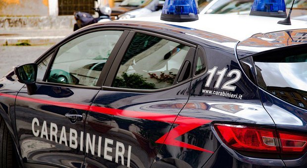 Pazzo in preda a un raptus accoltella e minaccia alcune persone sul lungolago: arrestato