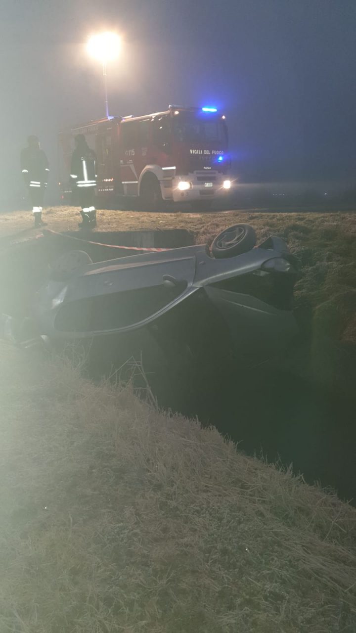 Si ribalta nel fosso e… abbandona l’auto