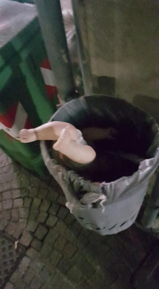 Vandali del presepe buttano Gesù Bambino nel cestino dei rifiuti