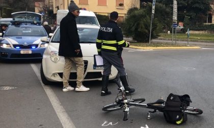 Ciclista investita alla rotonda: 57enne di Iseo trasportata in ospedale con l'elisoccorso
