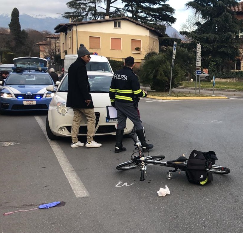 Ciclista investita alla rotonda: 57enne di Iseo trasportata in ospedale con l’elisoccorso