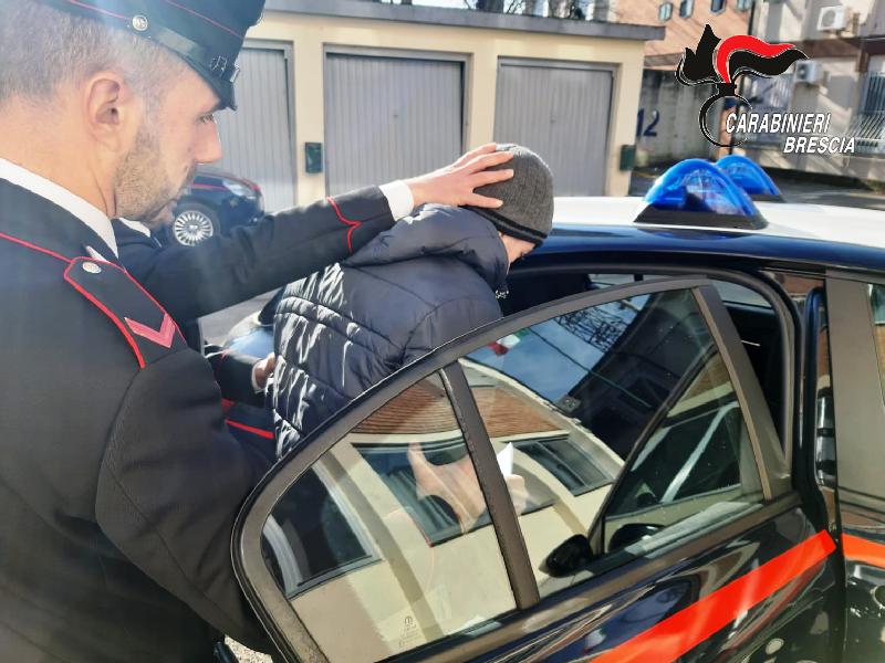 Ruba il filetto e lancia uova, arrestato per rapina impropria