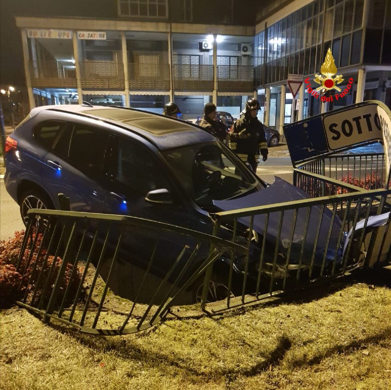 Finisce fuori strada con l’auto: intervengono i Vigili del Fuoco