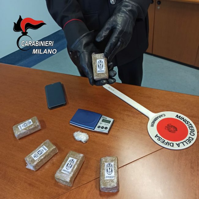 Panetti di hashish con il logo della Juventus: arrestato lo “spacciatore tifoso”
