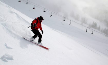 Maestro di snowboard sulle piste senza green pass e...positivo al Covid, scatta la sanzione